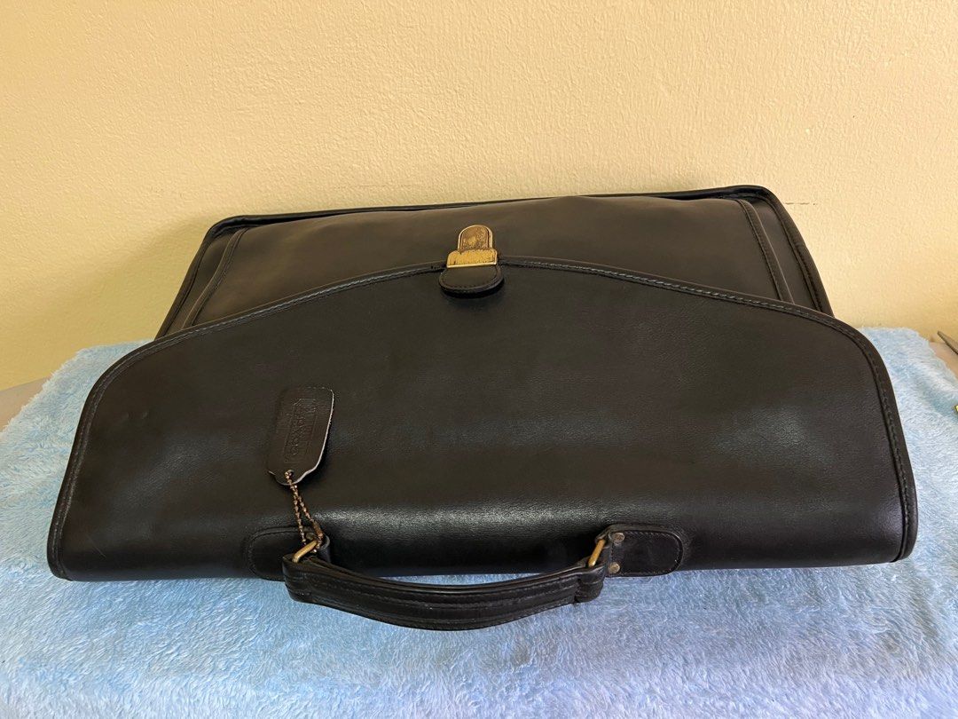 Vintage Coach Document Bag (Category: Luxury Bags & Wallets) located in Villasis. Submitted by mariabadz (Listing ID 1248953847, Image 3). Description: Strap is not original .