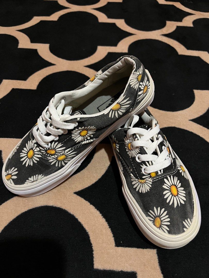 vans era big daisies