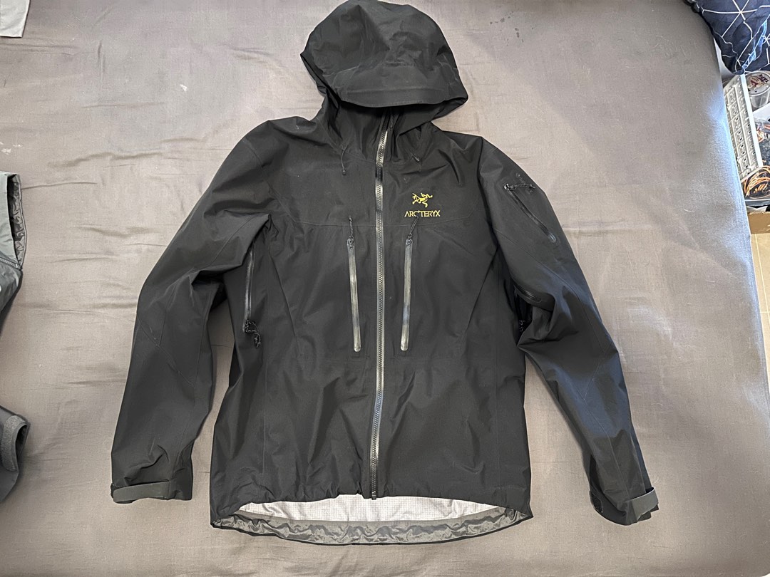 Arcteryx Alpha SV 24K Gold, 男裝, 外套及戶外衣服- Carousell