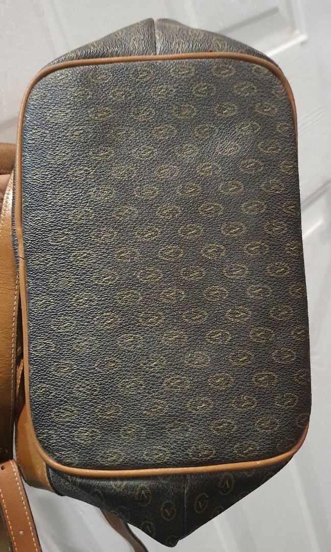 Authentic gianni valentino 2 way bag (Category: Luxury Bags & Wallets) located in Cavite. Submitted by ohmie23 (Listing ID 1249195148, Image 3). Description: Authentic gianni valentino 2 way bag.