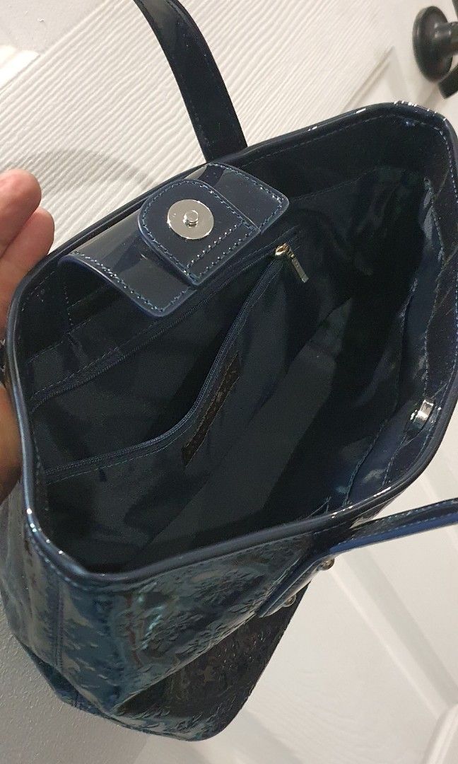 Authentic patrick cox shoulder bag (Category: Luxury Bags & Wallets) located in Cavite. Submitted by ohmie23 (Listing ID 1249194689, Image 2). Description: Authentic patrick cox shoulder bag.