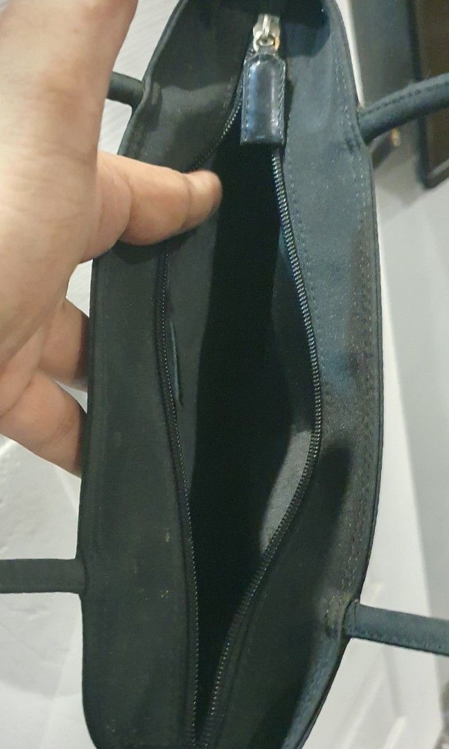 Authentic piere cardin shoulder bag (Category: Luxury Bags & Wallets) located in Cavite. Submitted by ohmie23 (Listing ID 1249194339, Image 3). Description: Authentic piere cardin shoulder bag.