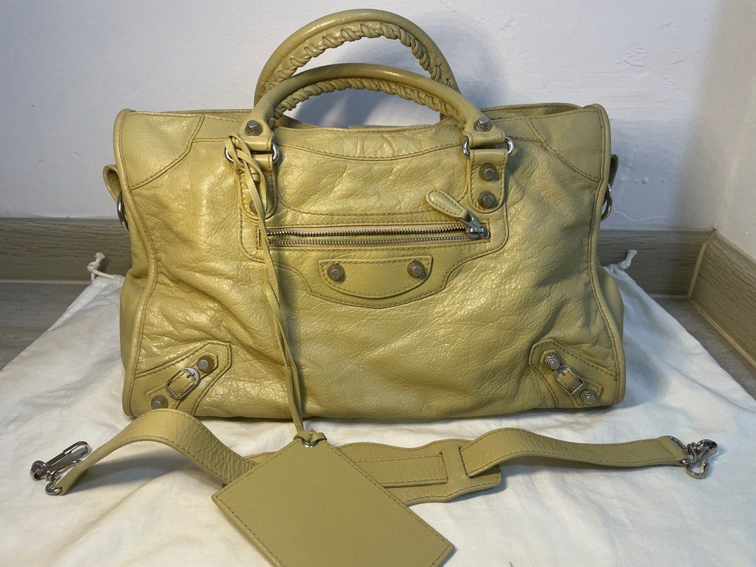 Balenciaga city bag in green . Come with mirror and dust bag, Luxury, Bags  & Wallets on Carousell