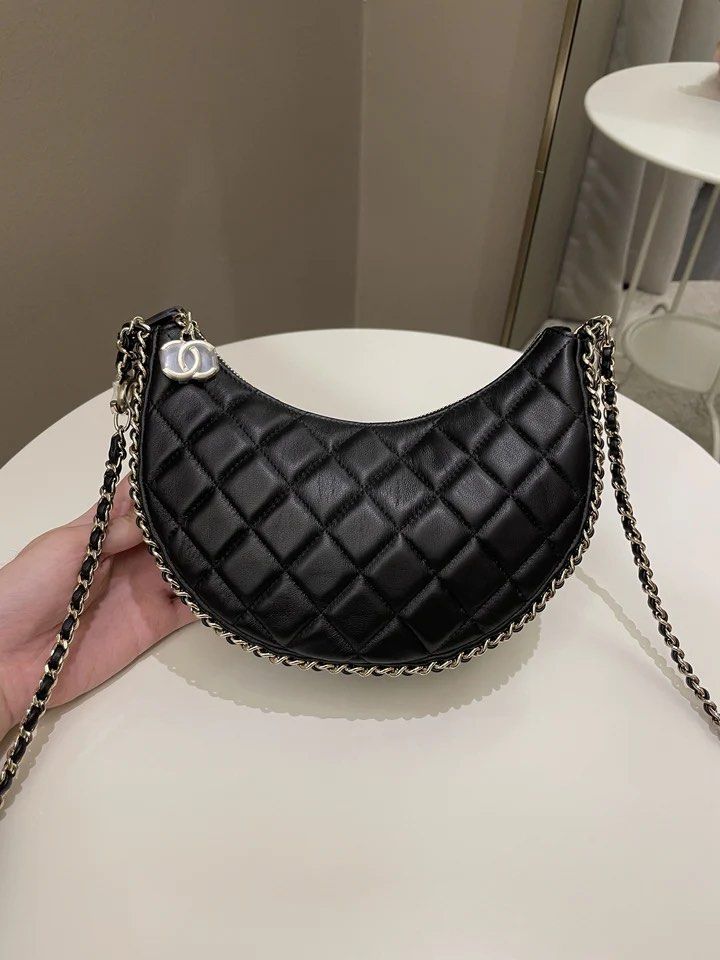 Chanel 23P Quilted Chain Around Hobo Bag Black Lambskin – ＬＯＶＥＬＯＴＳＬＵＸＵＲＹ
