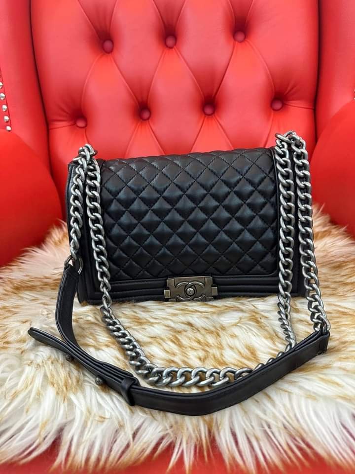 💋Chanel Boy Flap Quilted Lambskin Black, Luxury, Bags & Wallets on  Carousell