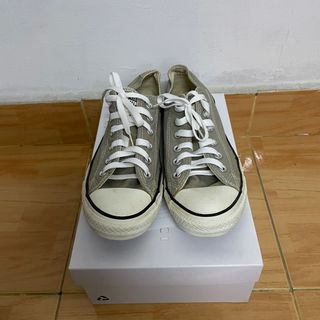 How much does a top pair of converse weigh