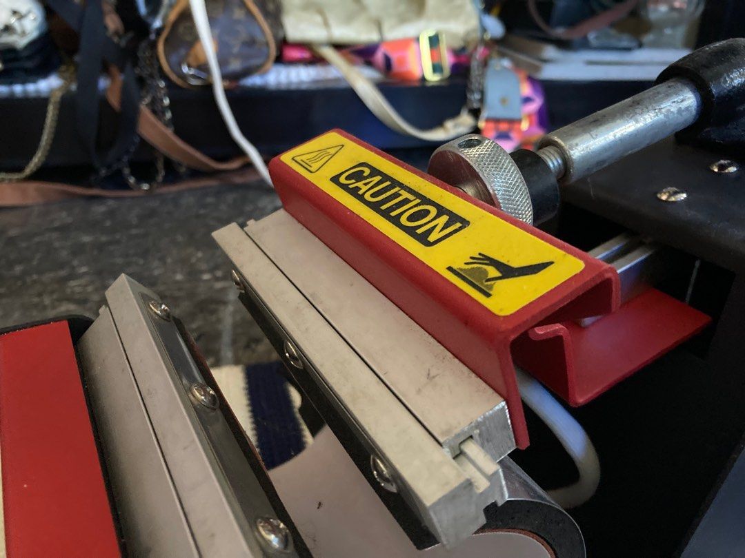 Cuyi Mug Press Machine (Category: Coffee Machines & Makers) located in Tuguegarao City. Submitted by yaziefied (Listing ID 1249070994, Image 3). Description: with box.