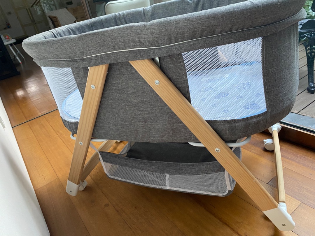 Foldable crib hotsell on wheels