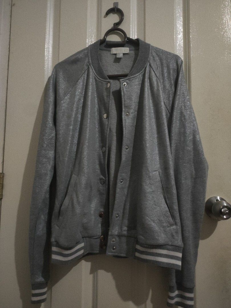 FOREVER21 plus size grey bomber jacket (Category: Coats, Jackets and Outerwear) located in Pasay City. Submitted by declutteringacc (Listing ID 1249179343, Image 1). Description: Title: FOREVER21 plus size grey bomber jacket Price: 299 (Price is negotiable) RFS: Need funds Flaws: N/A Payment Methods: Gcash or RCBC Delivery Options (shouldered by buyer): Lalamove, J&T or Angkas (Within luzon only) 📌I WILL ONLY ENTERTAIN OFFERS FROM ACCOUNTS WITH 