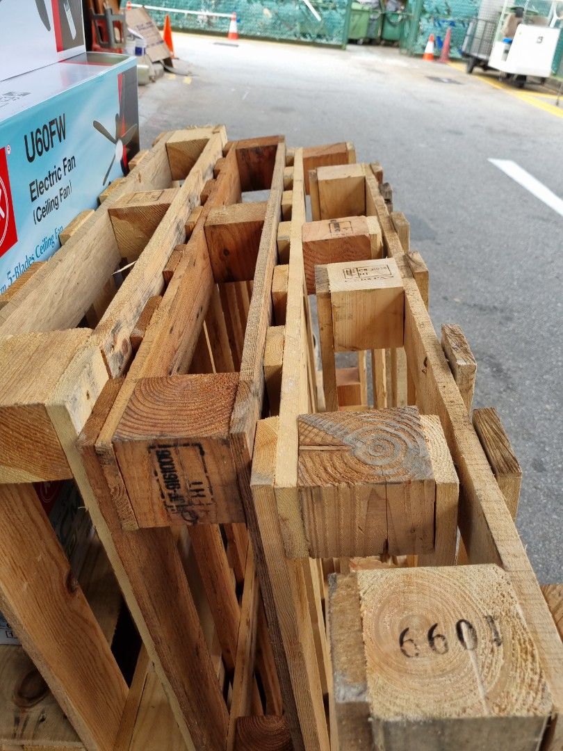 FREE wooden pallet, Furniture & Home Living, Furniture, Other Home