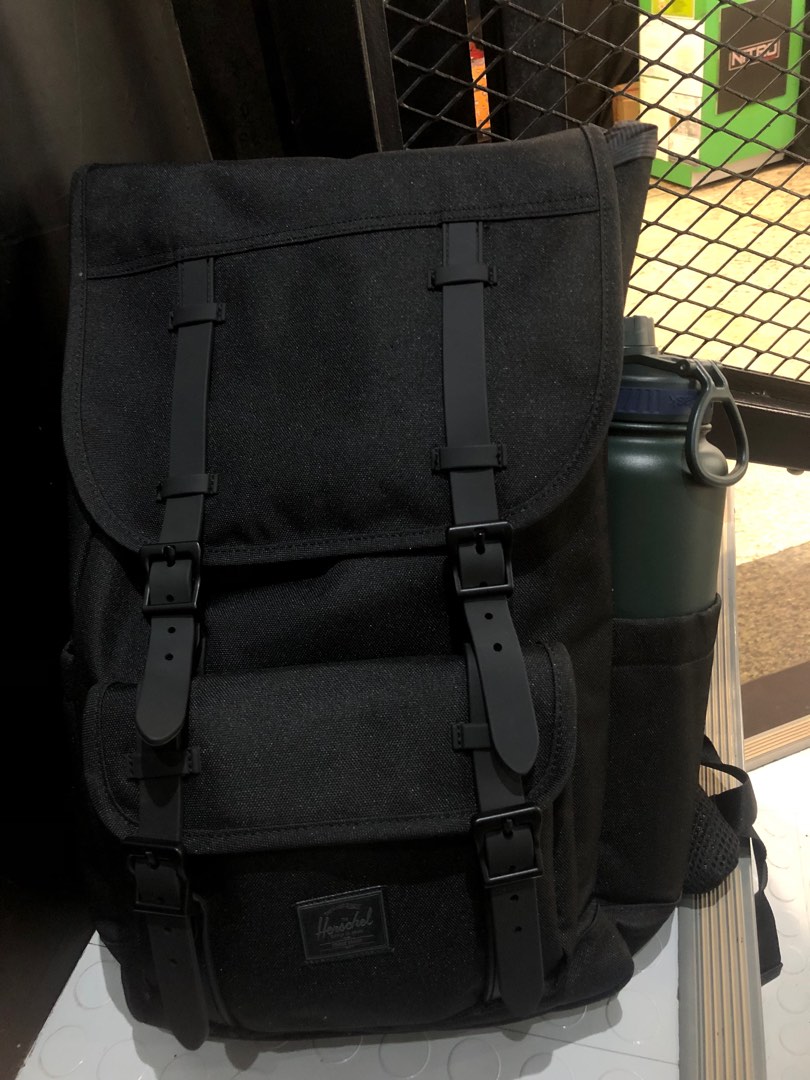 Herschel Little America Mid Volume 20.7L Men s Fashion Bags