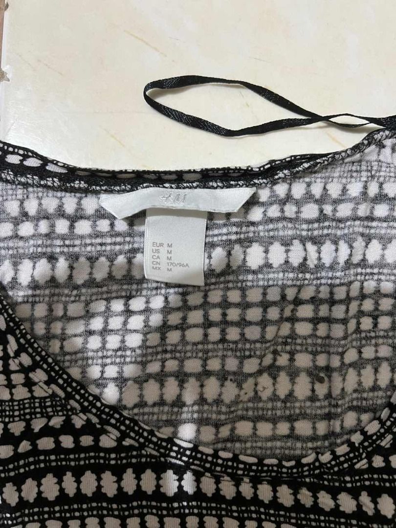 H&M PRINTED TOP (Category: Blouses) located in Makati City. Submitted by declutter_butter (Listing ID 1249129475, Image 2). Description: .