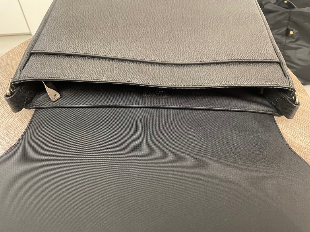 Louis Vuitton Roman MM Taiga Messenger Bag Black Leather W12.59 D10.23  H3.5