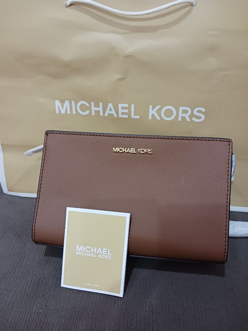 MICHAEL KORS Sheila Leather Crossbody Bag, Luxury, Bags & Wallets on  Carousell