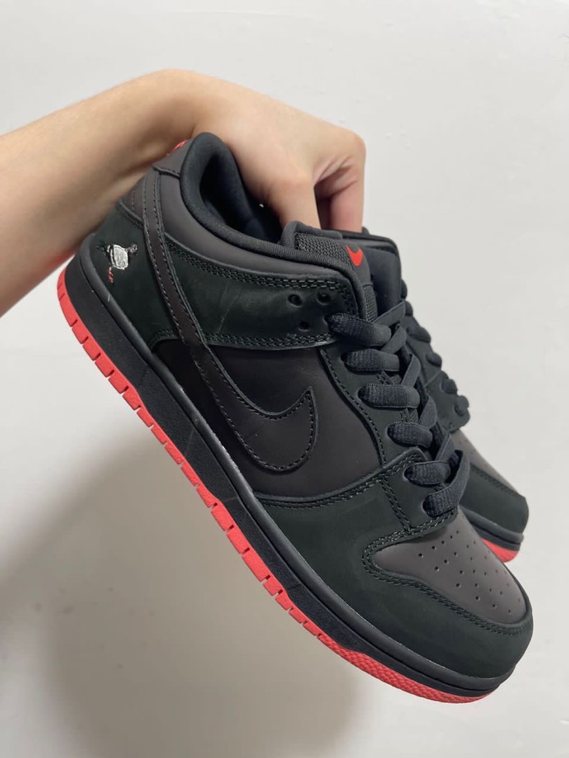 Black pigeon nike clearance