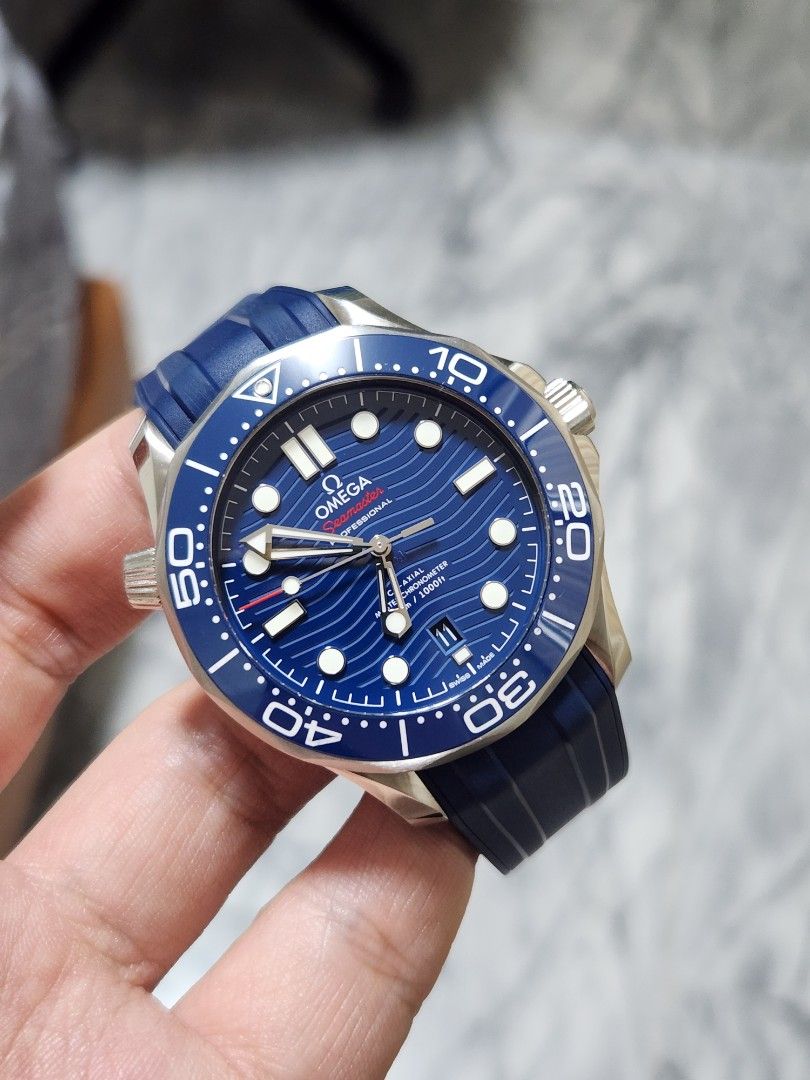 Omega seamaster 300m blue rubber strap deals