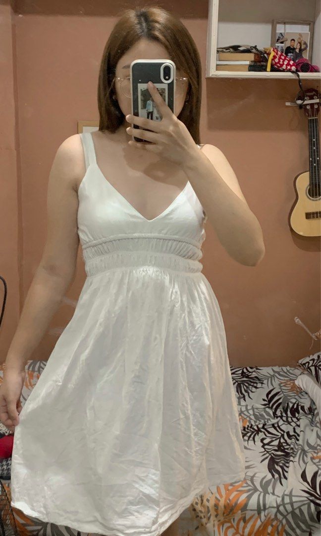 plain white summer dress (Category: Dresses) located in Manila. Submitted by alwaysfrei (Listing ID 1249185906, Image 2). Description: Can fit xs-s frames. very julia vibes 😍.