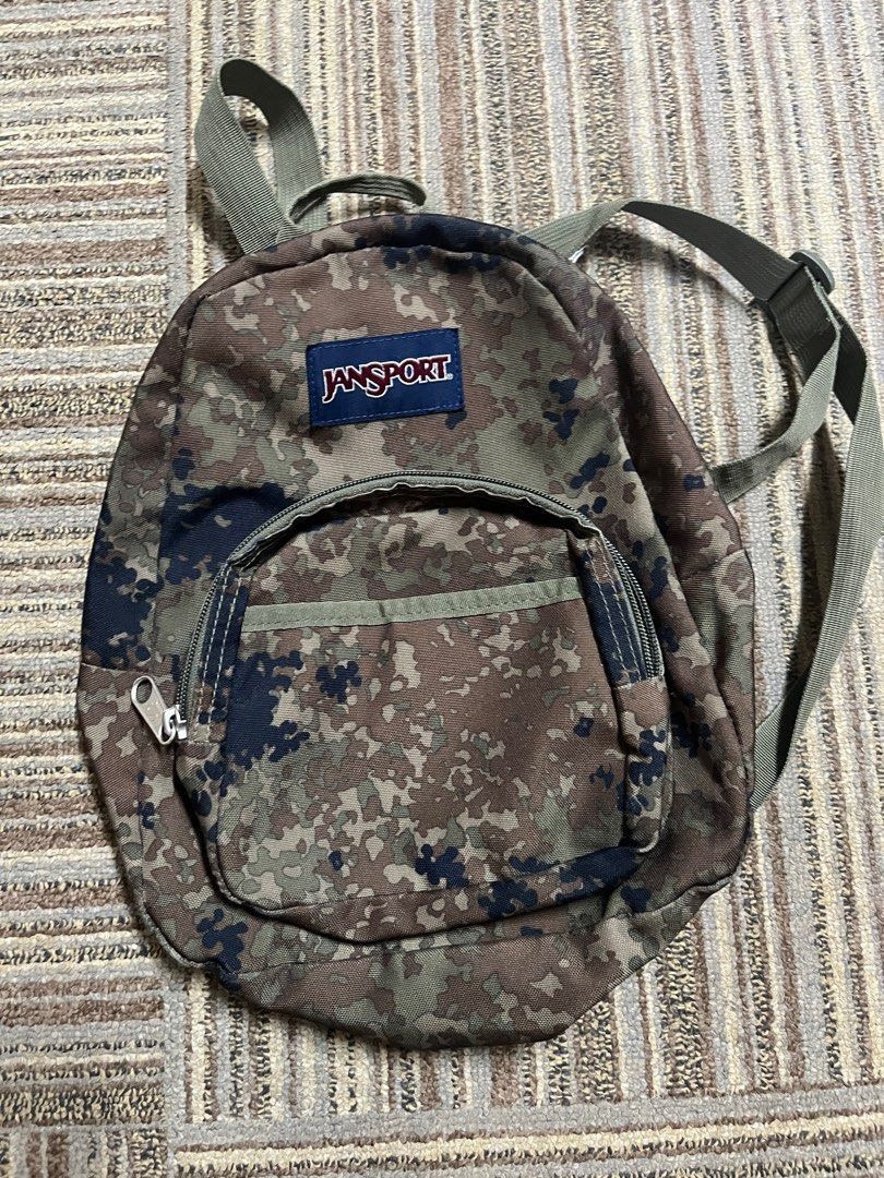 Preloved Jansport Backpack camouflage Army Print (Category: Babies & Kids Fashion) located in Manila. Submitted by jpm317 (Listing ID 1249072523, Image 1). Description: Preloved Measurements on the photos Well used Stains on the inside Can do shop ee checkout All zipper working.