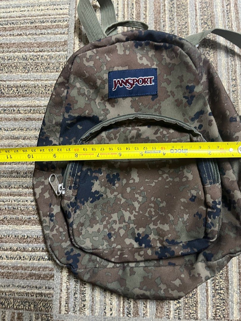Preloved Jansport Backpack camouflage Army Print (Category: Babies & Kids Fashion) located in Manila. Submitted by jpm317 (Listing ID 1249072523, Image 3). Description: Preloved Measurements on the photos Well used Stains on the inside Can do shop ee checkout All zipper working.