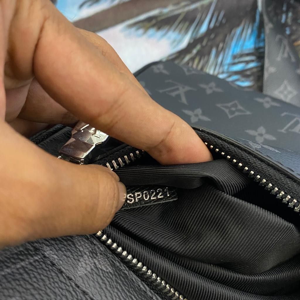 Louis vuitton sling bag Made in USA Detail & price silahkan DM