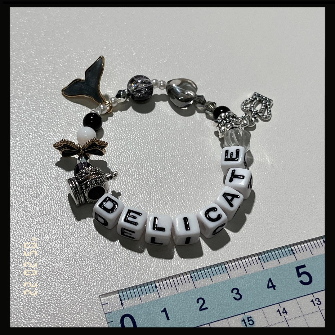 Taylor Swift Delicate friendship bracelet
