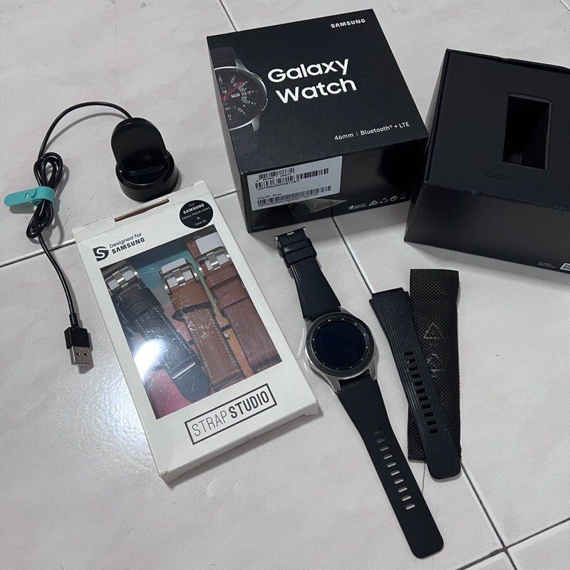 Used Samsung Galaxy Watch LTE SM R805 Smart Watch 46mm Silver Free Leather Straps Set