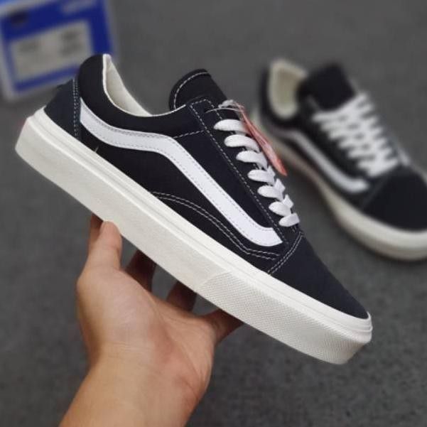sepatu vans black white