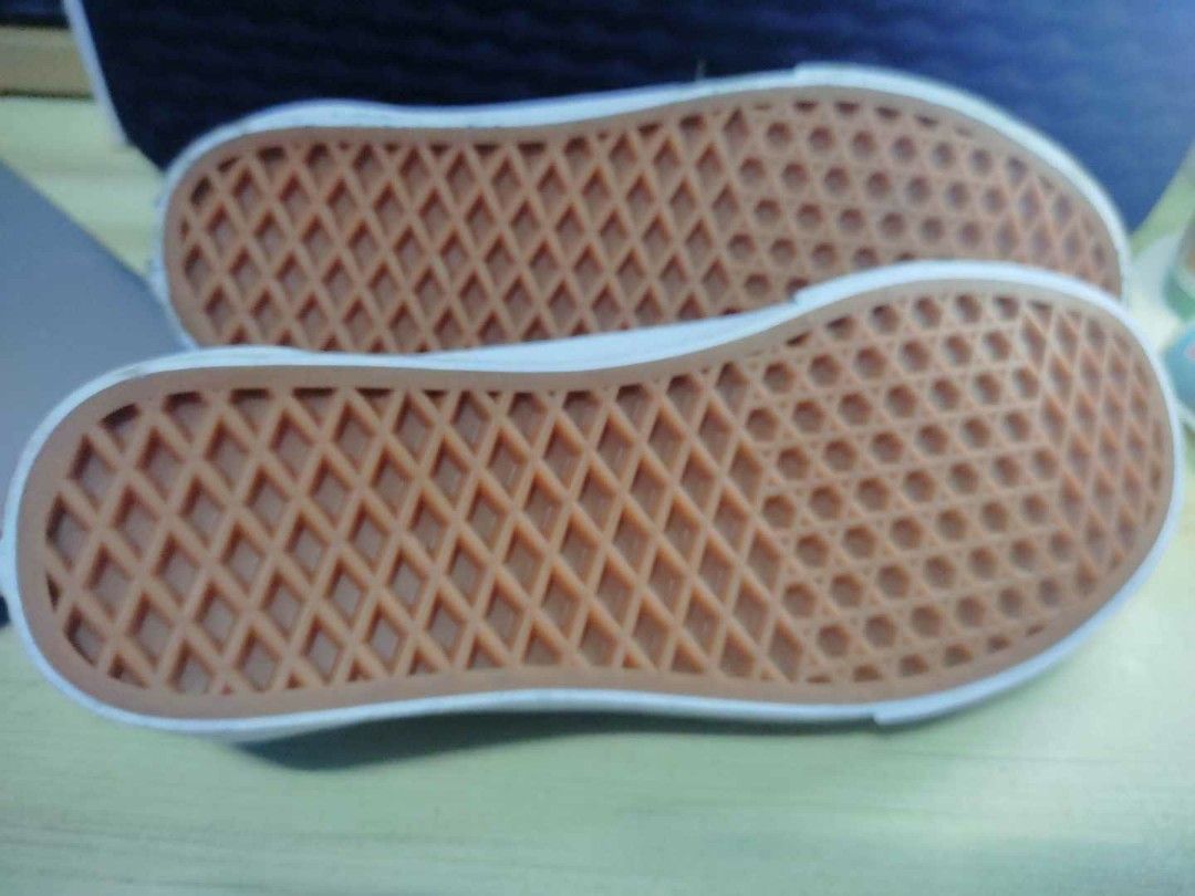 Vans Unisex Shoes (Category: Sneakers) located in San Isidro. Submitted by declutterwithsienna (Listing ID 1249253266, Image 2). Description: .
