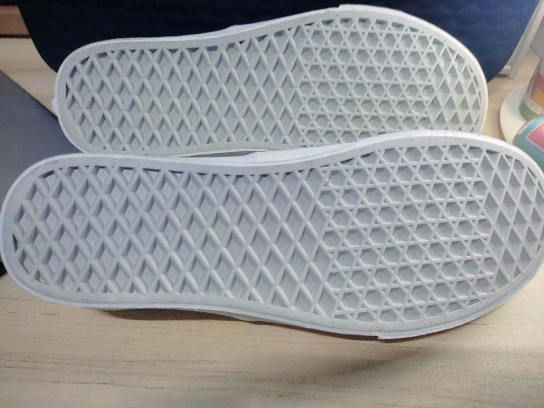 Vans White (Category: Sneakers) located in San Isidro. Submitted by declutterwithsienna (Listing ID 1249253322, Image 3). Description: .