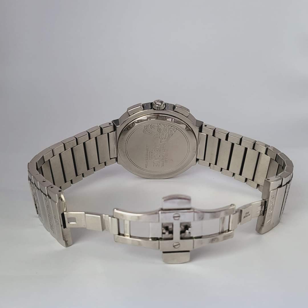 Versace Chronograph watch men/unisex (Category: Men's Watches) located in Manila. Submitted by annafinds (Listing ID 1249250396, Image 3). Description: •Authentic Versace Chronograph watch men/unisex •Excellent Condition,looks new •fit up to 7 inches wrist •Provided box only ❗️₱24,999 free shipping.