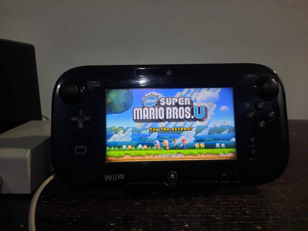 Working scratched Jailbroken Tiramisu Wii U Black 32Gb it comes with (Wii U gamepad and Wii U