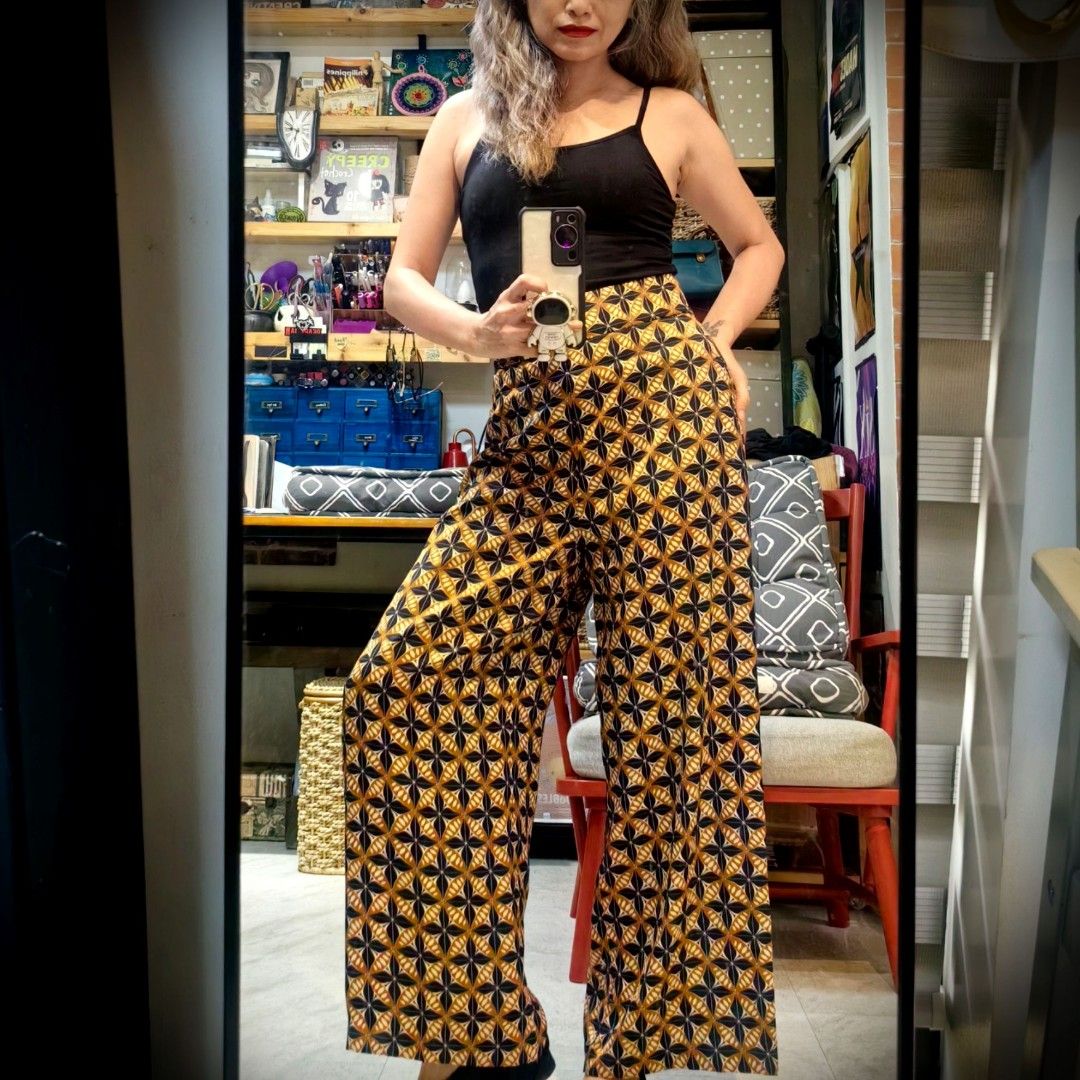 Printed pants Zara, Women's Fashion, Bottoms, Other Bottoms on Carousell