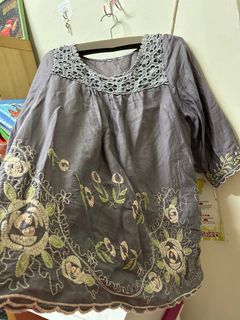 刺繡蓮藕色美上衣