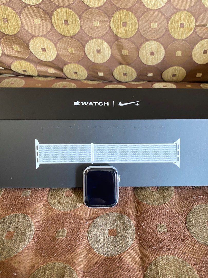 Apple Watch Series 4 44MM Silver Aluminum Case Summit White Nike