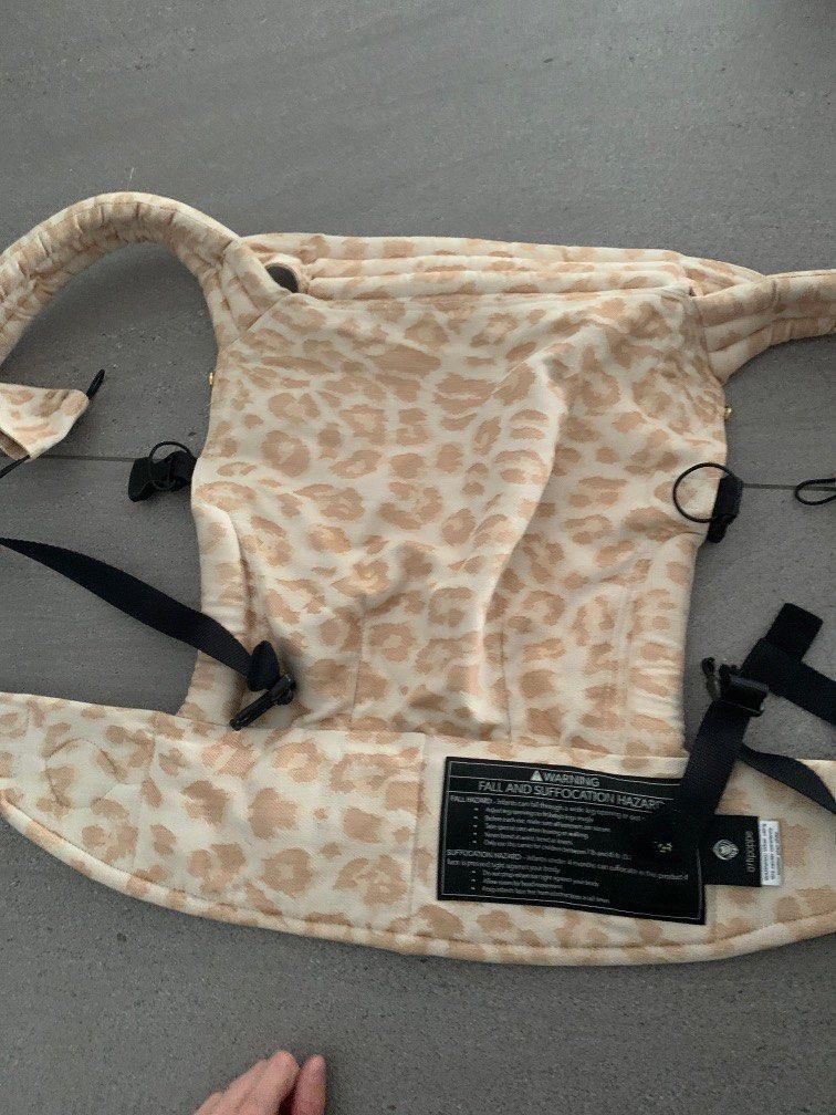 Artipoppe rose gold leopard carrier, Babies & Kids, Going Out, Carriers