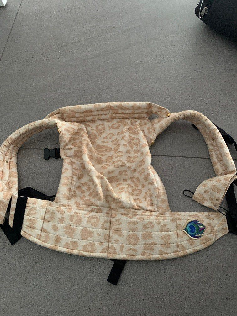 Artipoppe rose gold leopard carrier, Babies & Kids, Going Out, Carriers