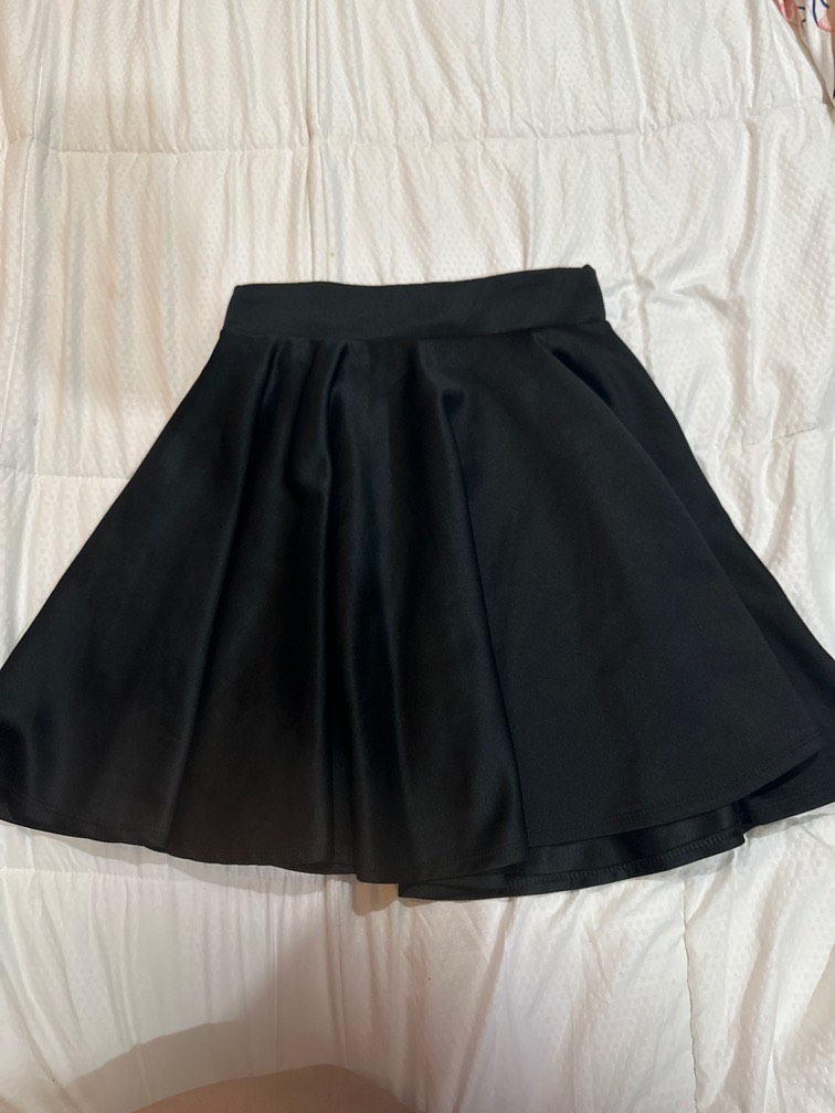 Short black flowy outlet skirt