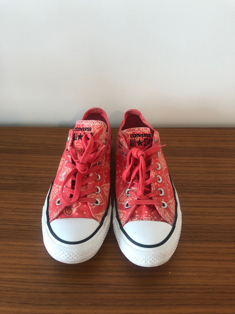 Red bandana clearance chuck taylors