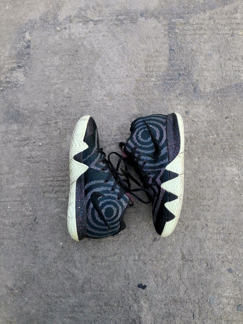 Kyrie 4s 80s top