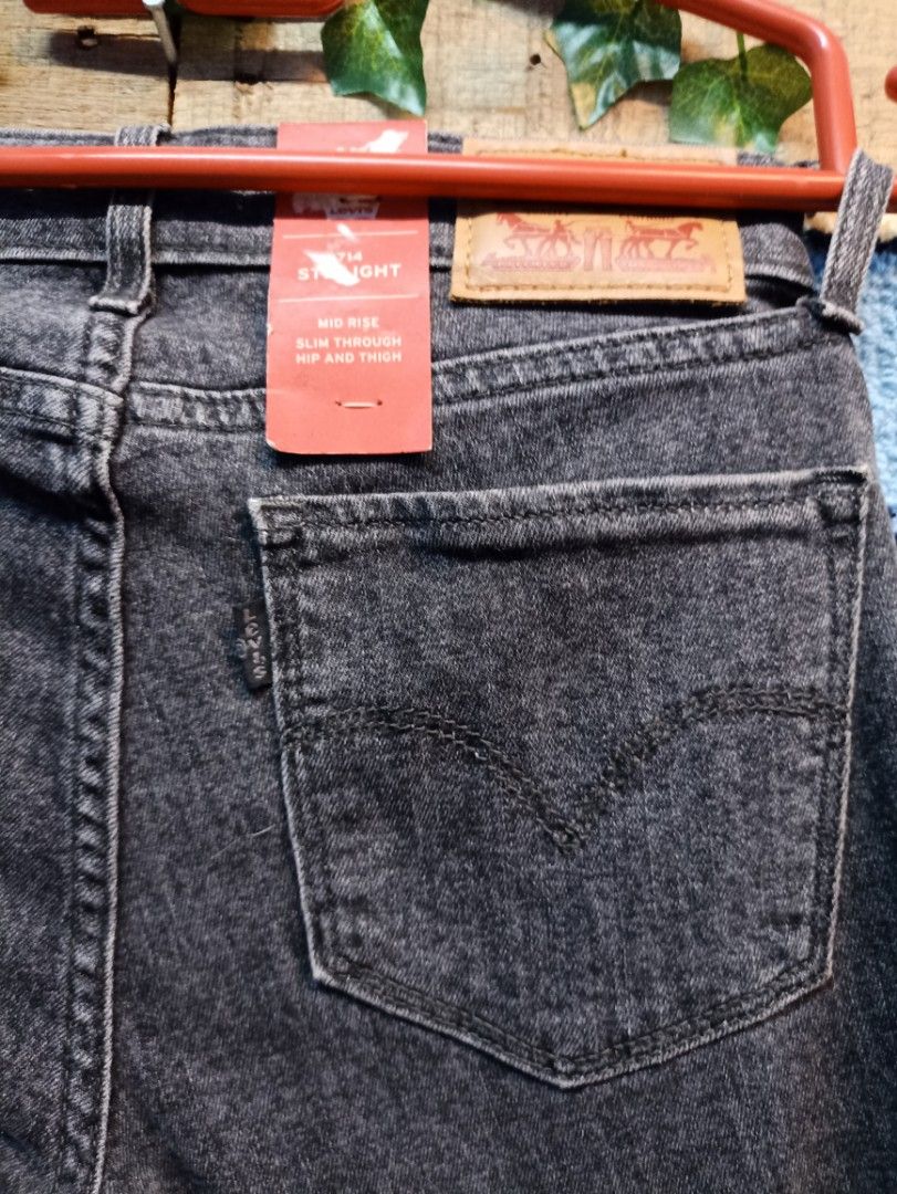Levi s woman 714 straight stretch jeans