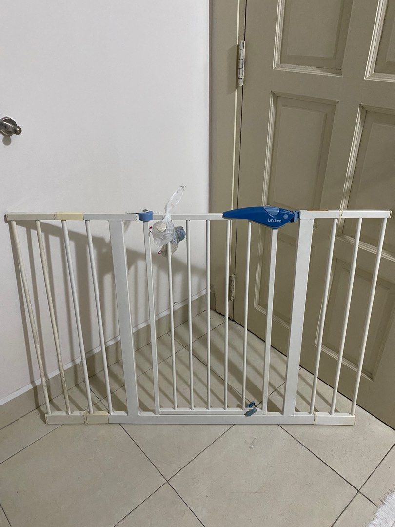 106cm Lindam with extension safety door fence gate lock protector