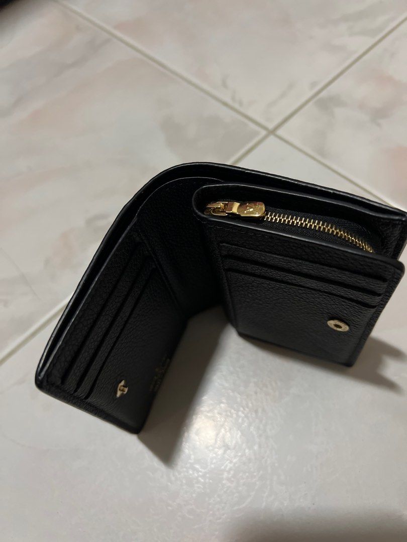 Louis Vuitton Clea Wallet, Women's Fashion, Bags & Wallets, Wallets & Card  Holders on Carousell