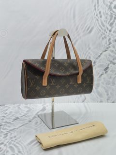 Gently used LOUIS VUITTON monogram sonotine bag! This bag is in