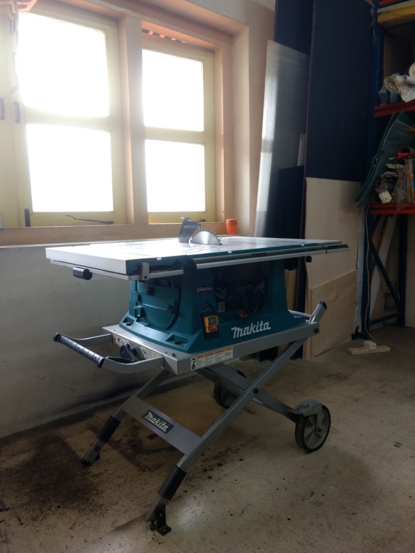 Makita Table Saw MLT100, Furniture & Home Living, Home Improvement