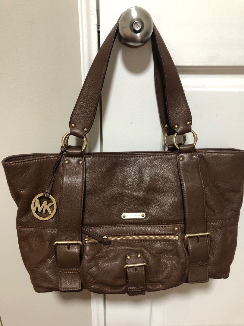 Michael Kors large leather tote (Category: Tote Bags) located in Mandaluyong City. Submitted by applebss (Listing ID 1249334540, Image 2). Description: Authentic Michael Kors large brown leather ,slouchy tote bag. Bought in US for $400. Used once for few hours.No inclusions.