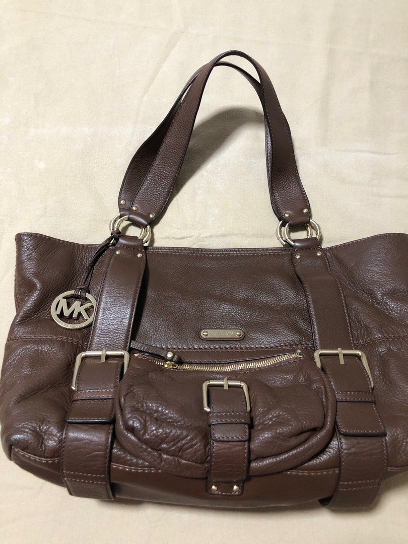 Michael Kors large leather tote (Category: Tote Bags) located in Mandaluyong City. Submitted by applebss (Listing ID 1249334540, Image 1). Description: Authentic Michael Kors large brown leather ,slouchy tote bag. Bought in US for $400. Used once for few hours.No inclusions.