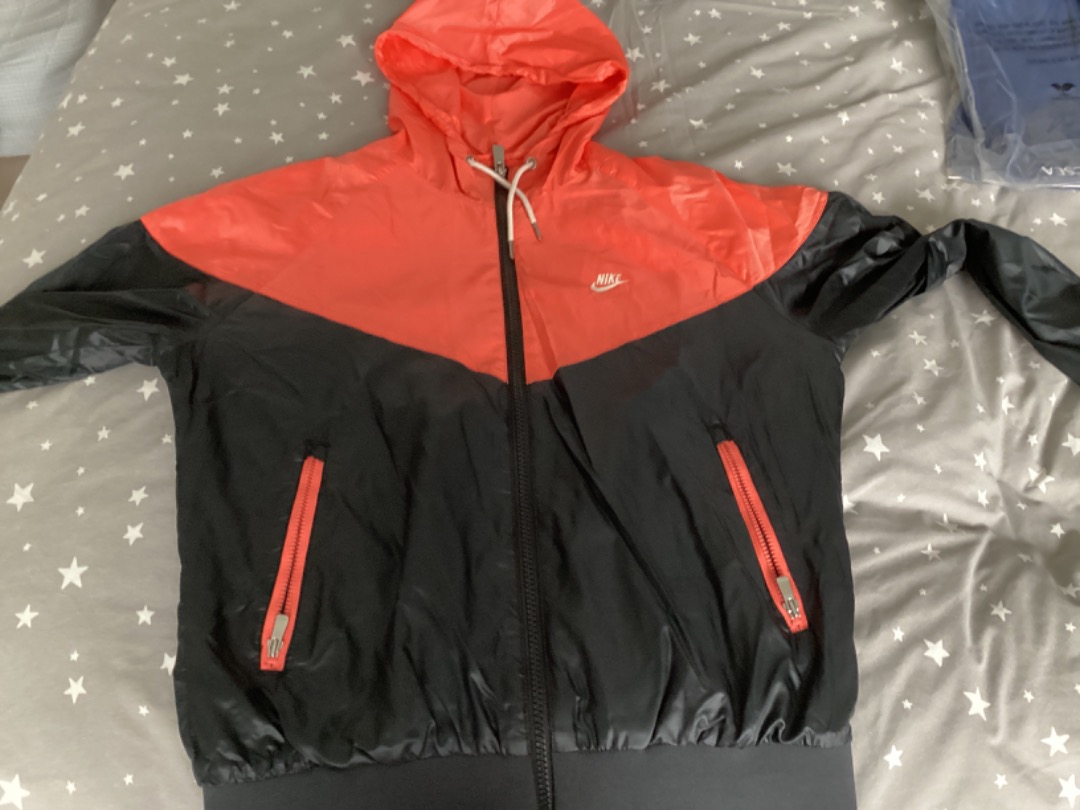 Red nike clearance windrunner