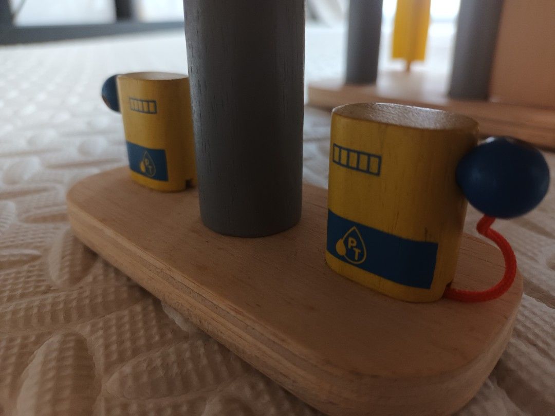 U.P 362 PLAN TOYS parking Garage, Babies & Kids, Infant Playtime on