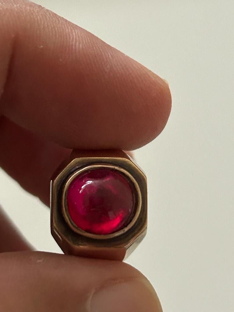 Ruby stone (Category: Vintage Collectibles) located in Singapore. Submitted by assaggaf (Listing ID 1249377179, Image 2). Description: .