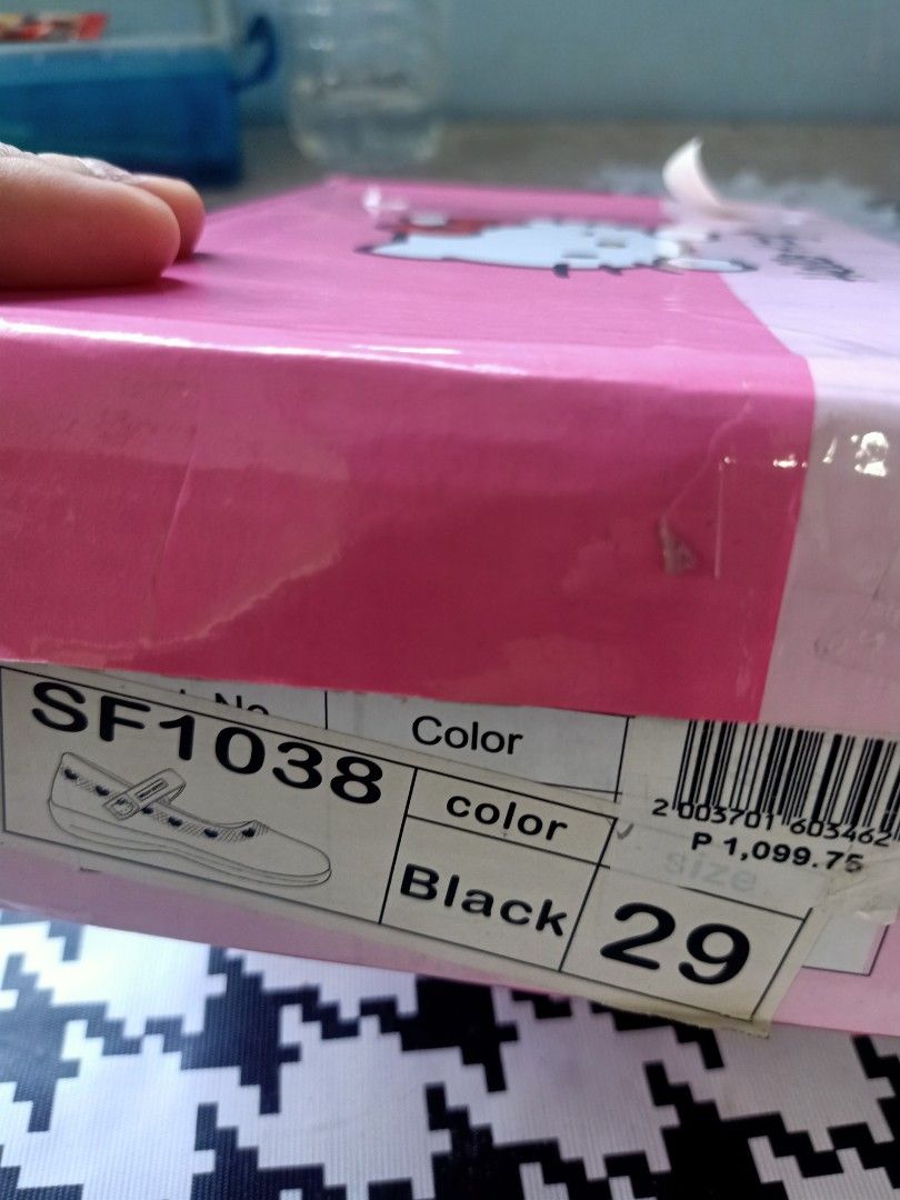 School kids shoes size 29 (Category: Babies & Kids Fashion) located in Manila. Submitted by warmfire.3fd685 (Listing ID 1249311385, Image 3). Description: gifted this summer. di na nagkasya ay inabot ng pasukan. brand: original hello kitty bought in SM size: 29 probably around 17cm original price: 1099 selling for 800pesos.